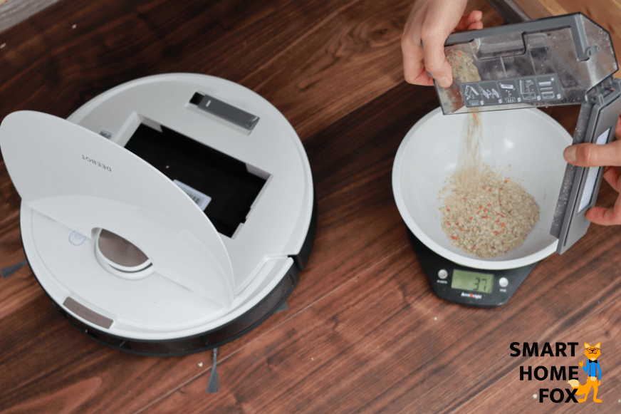 Мобильный мусорный бак Ecovacs Deebot OZMO T8 опорожнен.